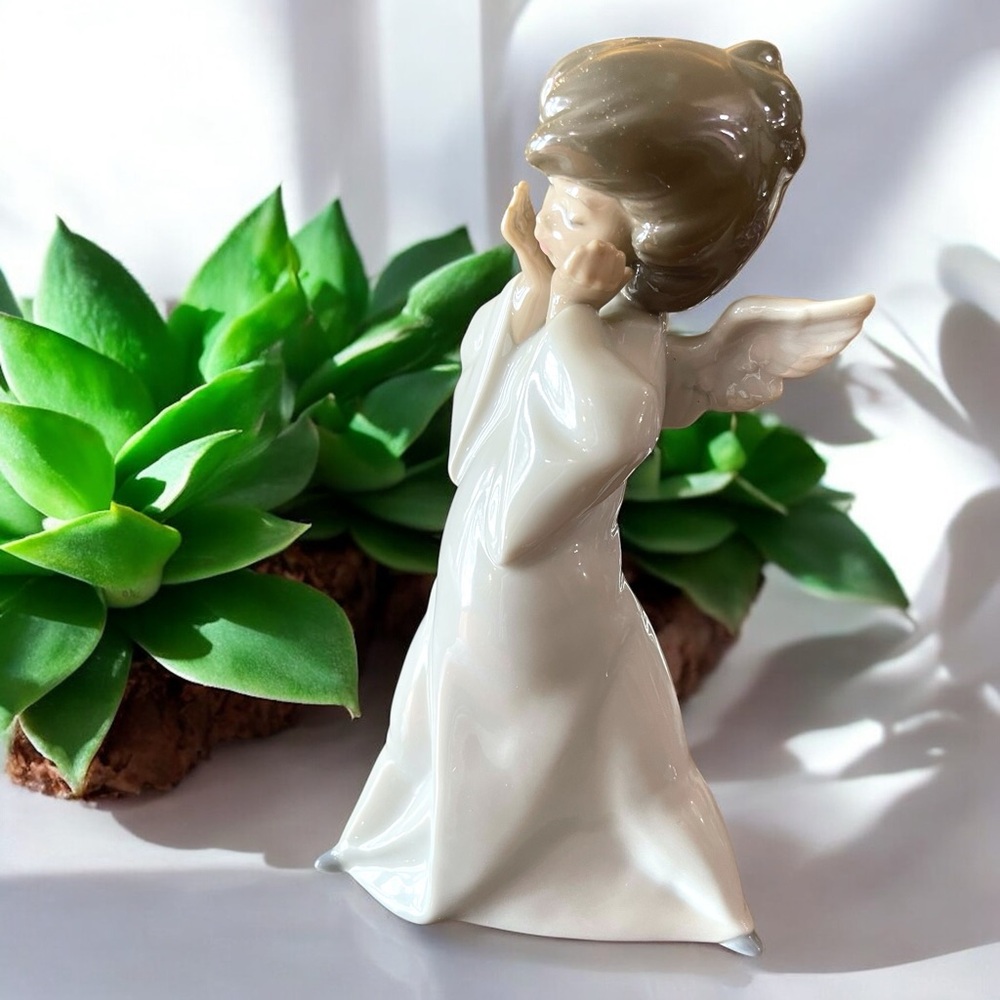 Lladró Mime Angel Figurine #4959 - Picture 13 of 16